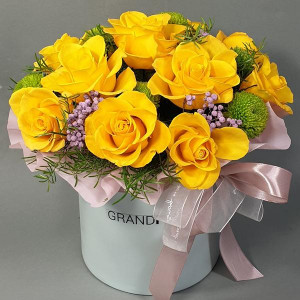 Летние грезы - коробка с желтыми розами и зеленой хризантемой
